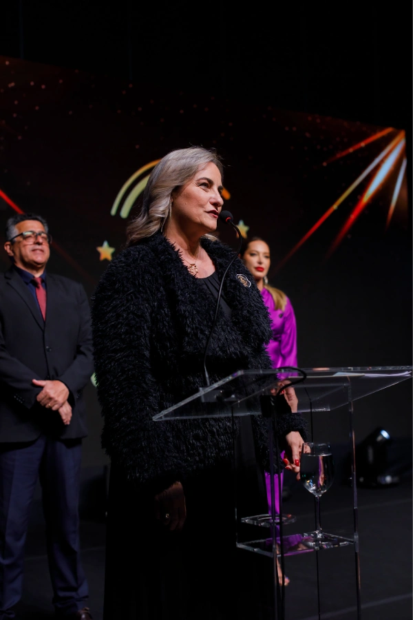 Rosana Amadeu prestigia MasterCana 2025 e entrega prêmio às Mulheres Mais Influentes do Setor